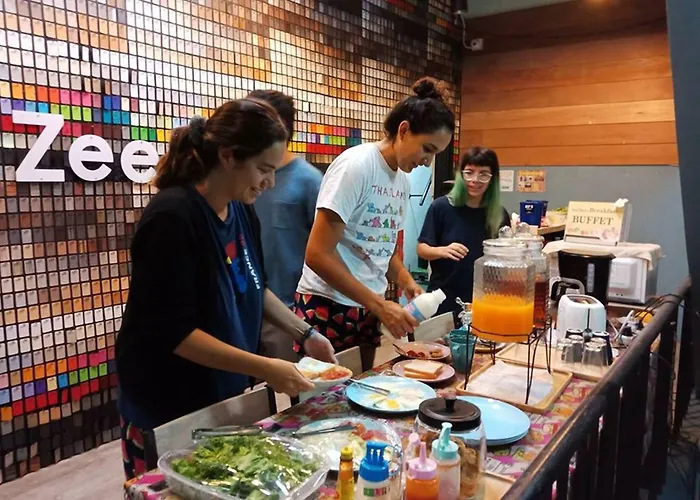 Zee Thai Хостел *